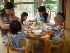 おいしいね!よくかんで食べましょうね!
