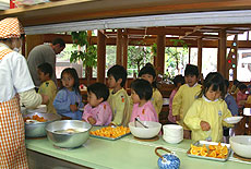 みんなで運びま〜す! 今日は何のごちそうかな?